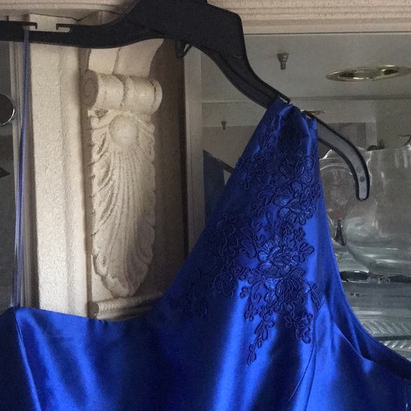 🆕 Sangria Woman Gown 👗 - Picture 2 of 6